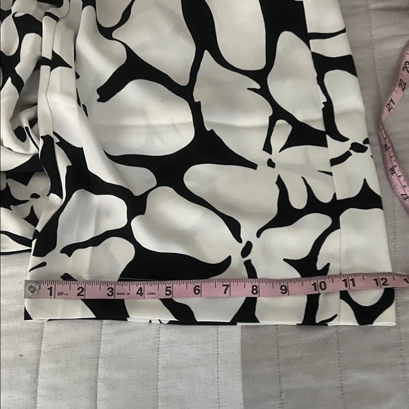NWT NORDSTROM RACK
Wide Leg black and white,
Crop Pants Size M - Picture 17 of 17